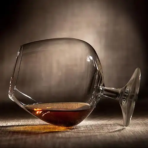 白兰地杯(杯口小,腹部宽大的矮脚酒杯)_摘编百科