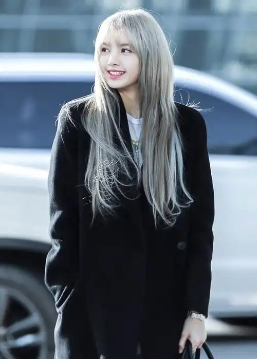 行走的发色种草机lisa回归黑长直冷酷妹妹让人超心动