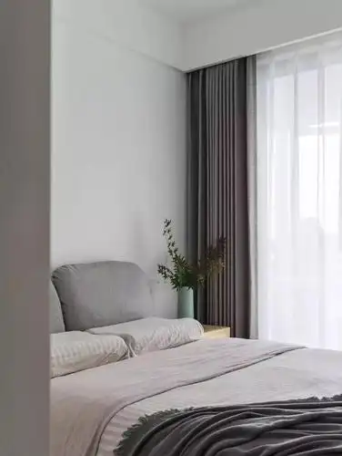 次卧整体相对来说比较简单,灰色床靠搭配上灰色窗帘,整体简约自然,是