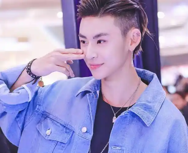 视频的一开始,小鬼王琳凯就落落大方的对着镜头介绍了自己,并且,节目