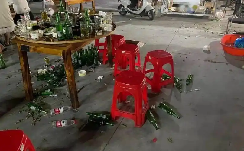 喝酒吃饭周某,张某等6人近日晚上警方加强了巡逻防控力度对夜市,夜宵