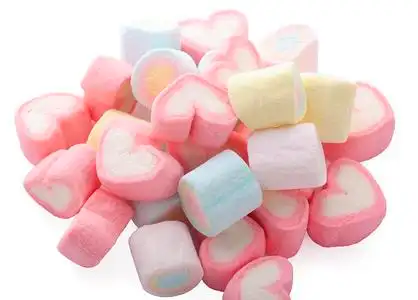 白色背景的彩色棉花糖照片
