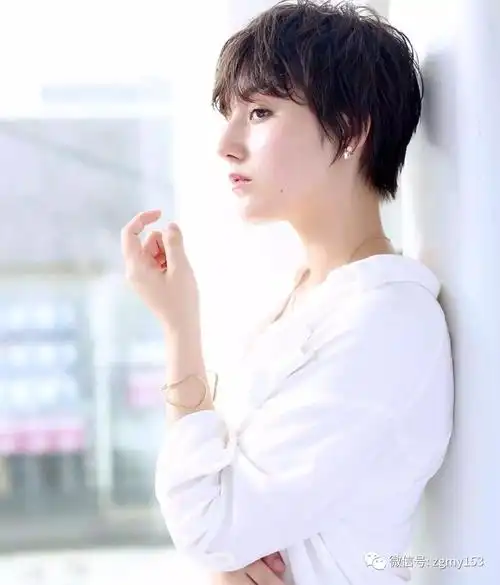 的短发修剪的很有层次感干净清新非常百搭,适合每一位不同年龄的女生?