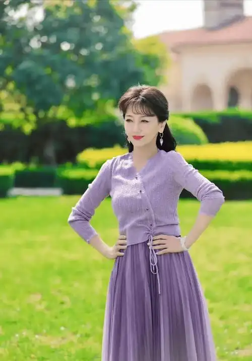 70岁赵雅芝晒美照,再次被她的优雅和甜美征服了