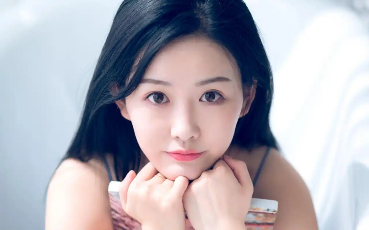 含情脉脉的美人