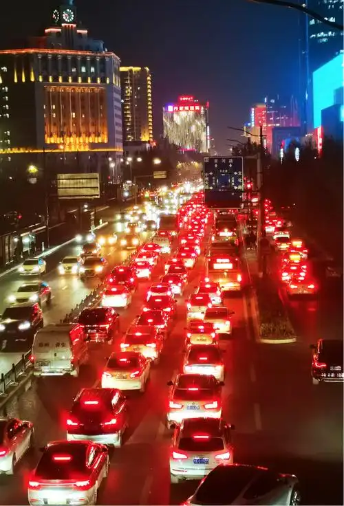 跨年夜,郑州市区商圈人气火爆