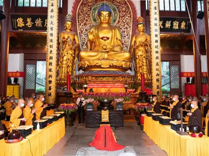 上午八时,灵隐寺药师殿梵呗响起,常住两序大众在药师琉璃光如来圣像前