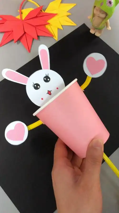 用纸杯做一个好玩的兔子玩具吧!#自制玩具 #幼儿手工 #废物利用