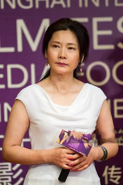 55岁何赛飞素颜照比63岁刘晓庆还老?网友:这才是没打针的脸