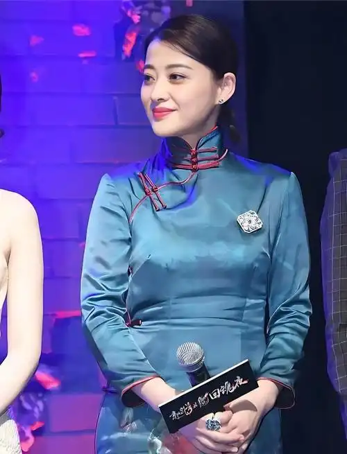 47岁的梅婷这次真美出圈了,穿上旗袍优雅大气!_网易订阅