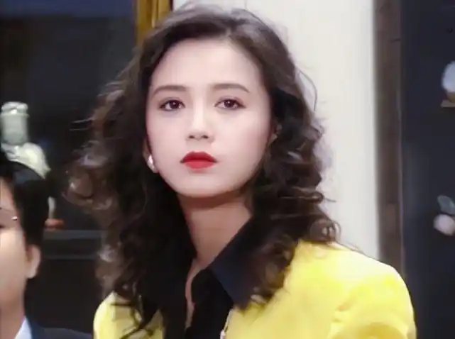 相信很多网友对于曾华倩都有印象,年轻时的曾华倩很漂亮,出道不久也曾