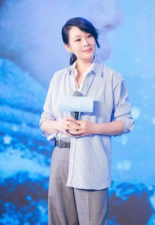 刘若英罕见的素颜出镜,白t恤配牛仔裤令人耳目一新,一点不像50_穿着