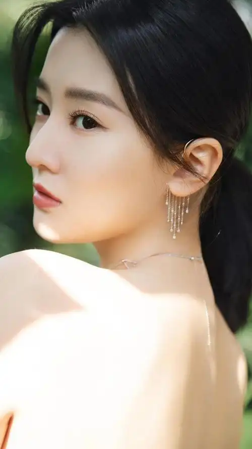 演员乔欣和胡一天这对搭档好甜来看他们的写真照吧