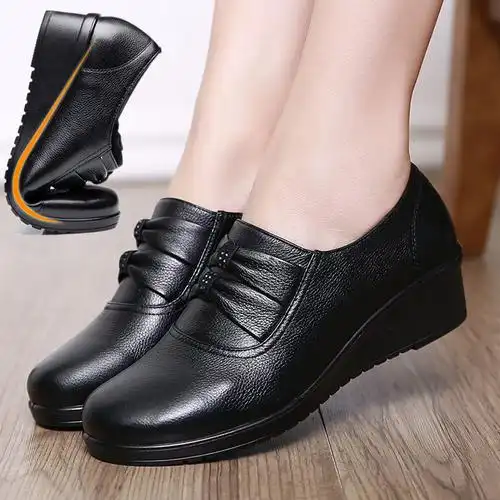 妈妈皮鞋真皮舒适软底中跟单鞋中年妇女老人坡跟春秋季中老年女鞋