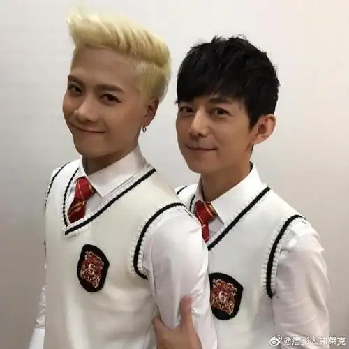 何炅说王嘉尔的喉结太厉害了