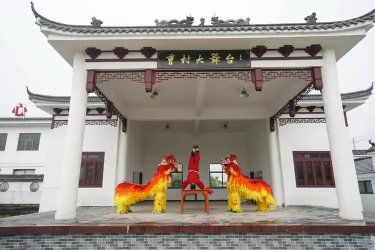 4月27日,村民在曹村大舞台排练狮子舞.