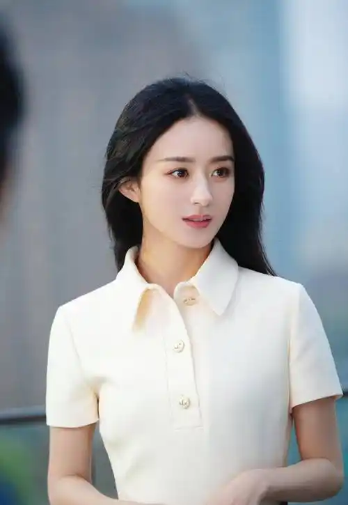 赵丽颖也是这样过来的,从多年前的厚重刘海到现在的网红空气刘海,八字