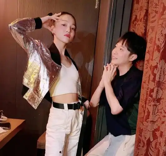 吴青峰吐槽张韶涵太华丽聚餐合照鬼马有趣