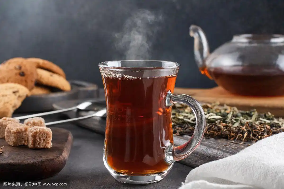 一杯热气腾腾的茶,黑暗背景下的静物