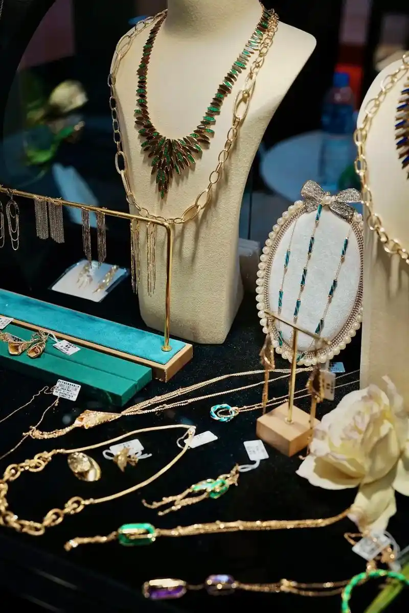 11月24日,国内两地举办了珠宝展,分别是海南珠宝展和成都珠宝展,展会