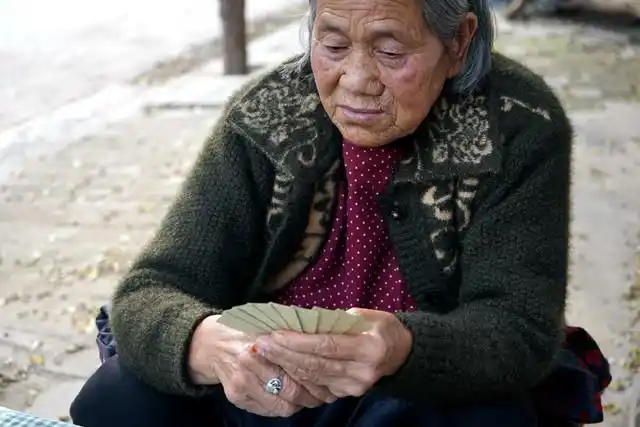 4个农村婆婆家门口打牌,奇葩赌注让你笑掉大牙