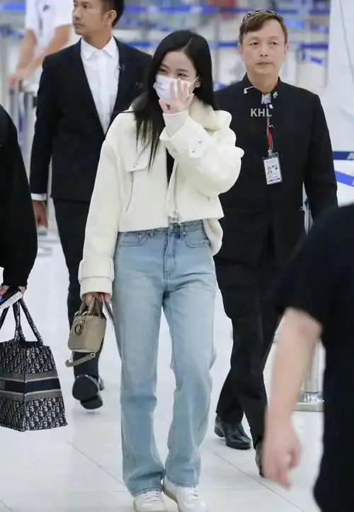 金智秀穿白色外套配牛仔裤走机场,气质甜美清新,好像大学生!