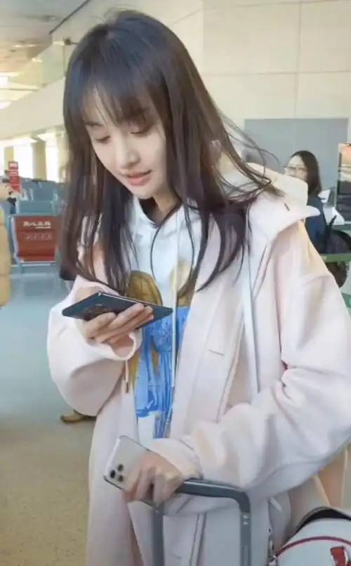 郑爽低头玩手机,路人镜头下鼻部自然,素颜模样比带妆好看