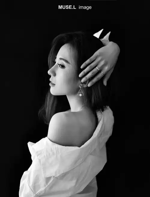 小柚校花:气质美女的艺术写真 黑白交织的冷艳气场