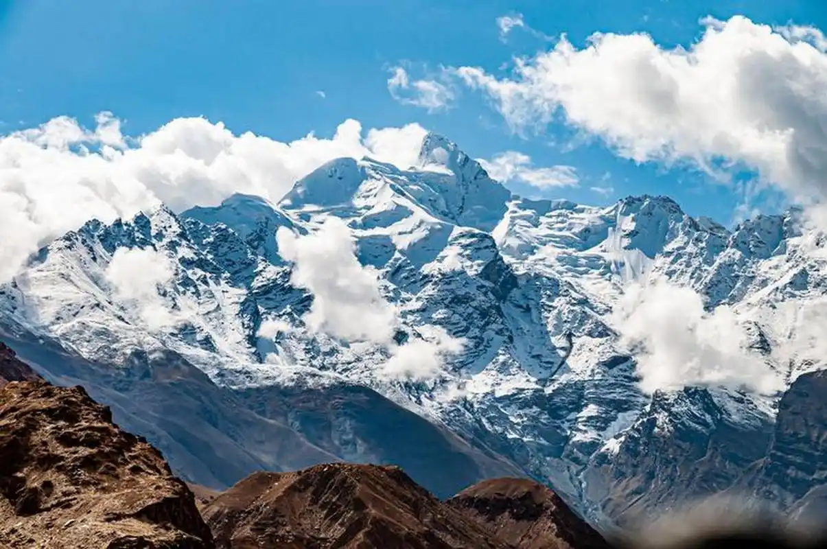 新疆白沙湖,一个位于喀喇昆仑山脉中的湖泊,虽鲜为人知,但有着无法
