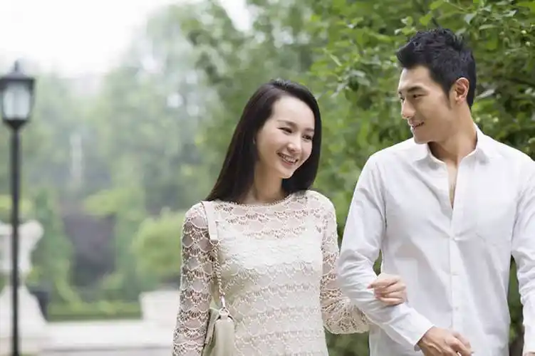 东方人,成年人,两个人,夫妻,公园,笑,微笑,露齿笑,横图,室外,白天