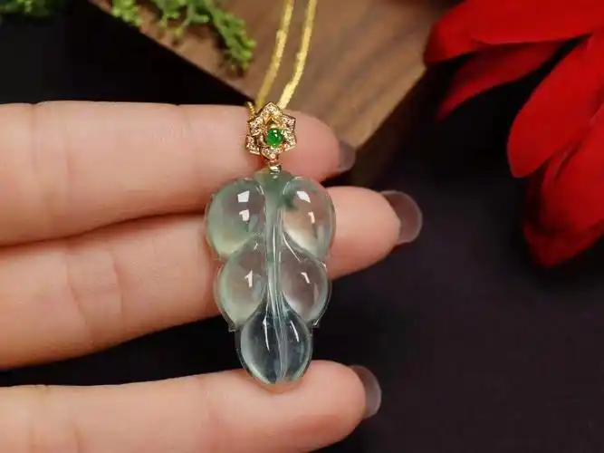 翡翠金枝玉叶吊坠
