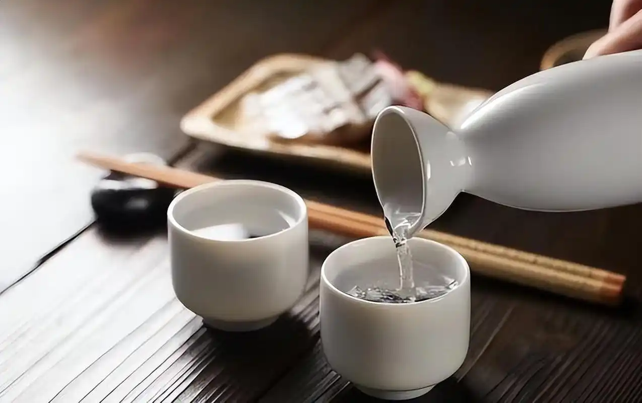 白酒缺斤少两?为什么500毫升的白酒倒出来还不到一斤?