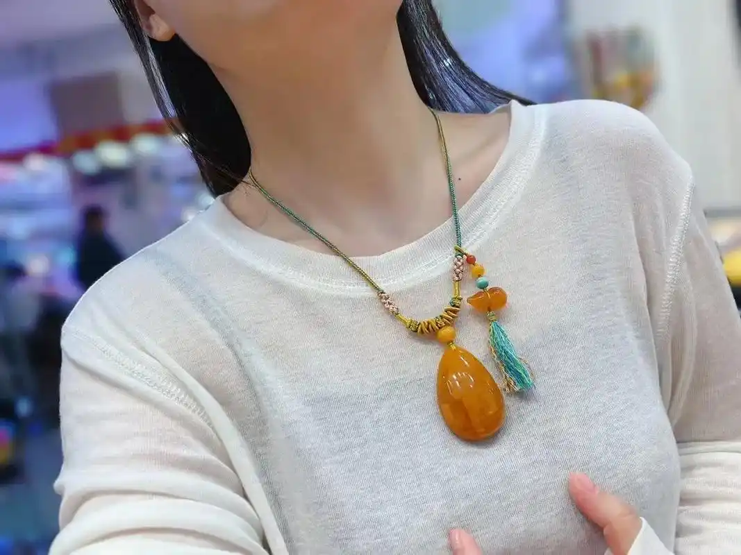 天然欧洲老蜜蜡水滴吊坠项链.#上热门97 精品太好看了,天然 - 抖音