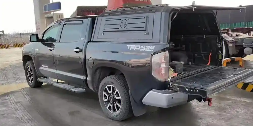 黑色坦途皮卡加装三开门皮卡车后箱盖