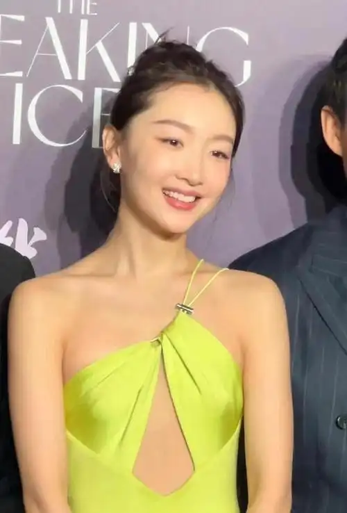 上海这夜,被"大着肚子"的周冬雨惊艳到,长胖一圈变美很多