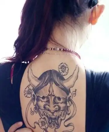 美女背部个性的般若刺青