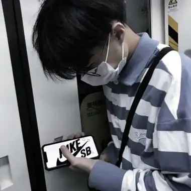 男生失落低头的头像合集 男生低头伤感图片 - 男生头像 - 潮人个性网