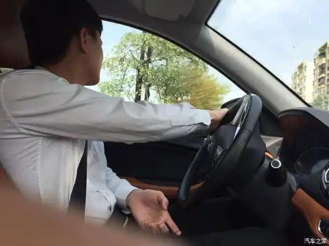 其实男生开车真帅侧脸杀   女心啊