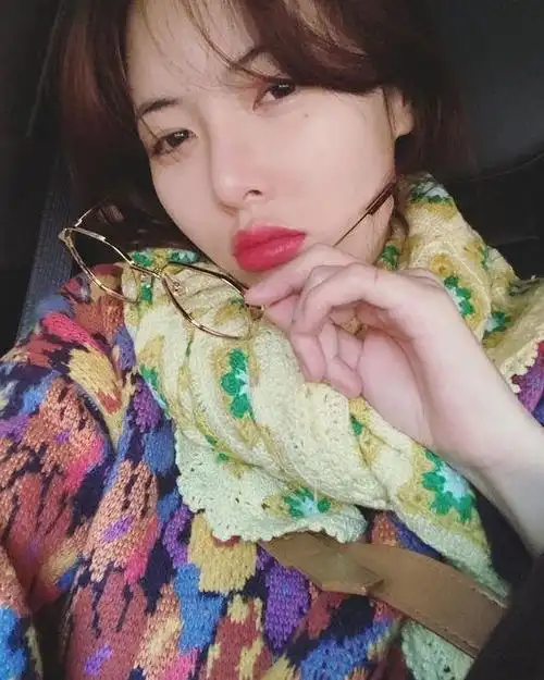 素颜更美金泫雅ins晒清纯自拍小野马变身邻家女孩儿