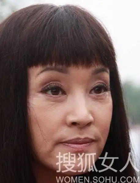 刘晓庆拉皮前后对比图,为了永葆紧致肌肤刘晓庆也是下了血本,时间一长