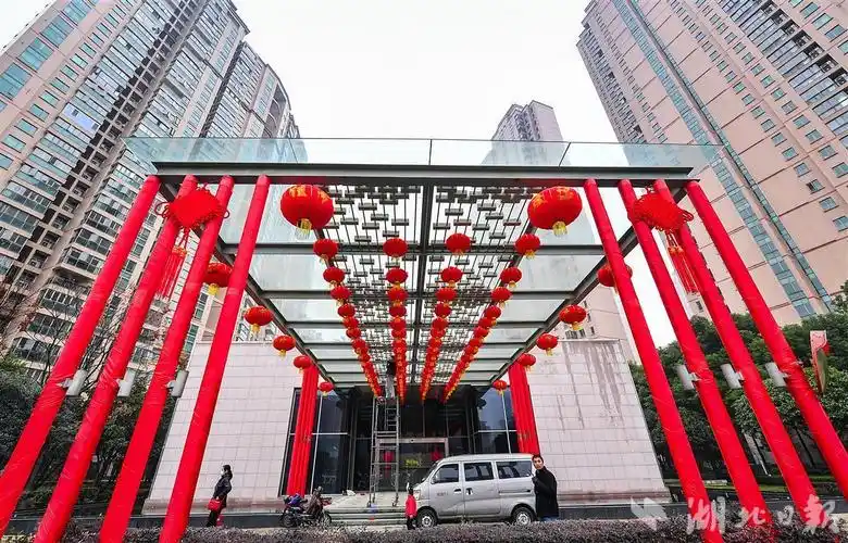 小区悬挂红灯笼营造春节氛围