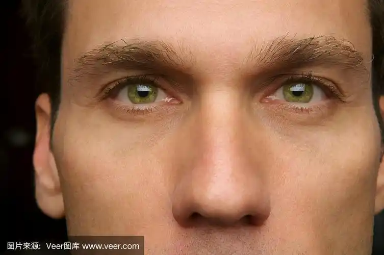 男人的脸绿色的眼睛靠近