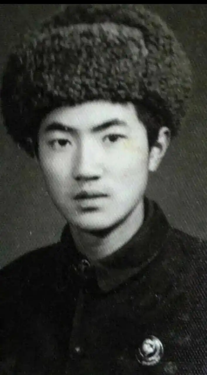 70年代,张纪中年轻时候的老照片,原来年轻时候是一位漂亮帅气的美男子