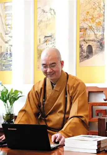 新京报记者浦峰摄学诚法师(左)正在指导弟子贤启法师学修.