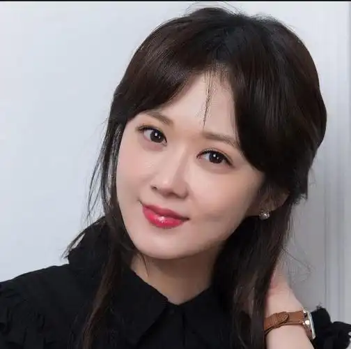 事实证明,曾扬言"没钱就去中国"的张娜拉,已走上了"不归路"