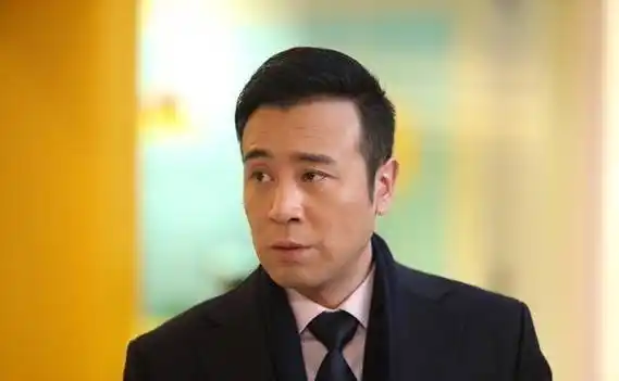 他也是极少数同时包揽男主角,男配角奖项的男演员.