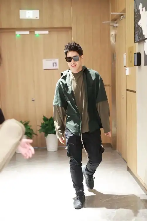 男星街拍 | 吴卓羲和李承铉帅气pk,皮特是掉进染缸里了么?