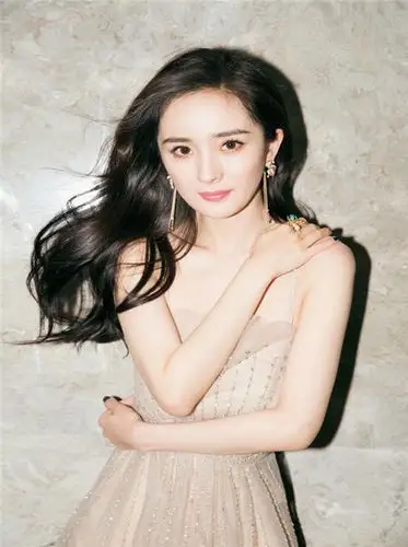 明星相册2012年,杨幂工作室成立,而她则凭借都市剧《北京爱情故事》