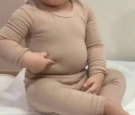 求一个小女孩坐在沙发上,肚子胖胖的表情包