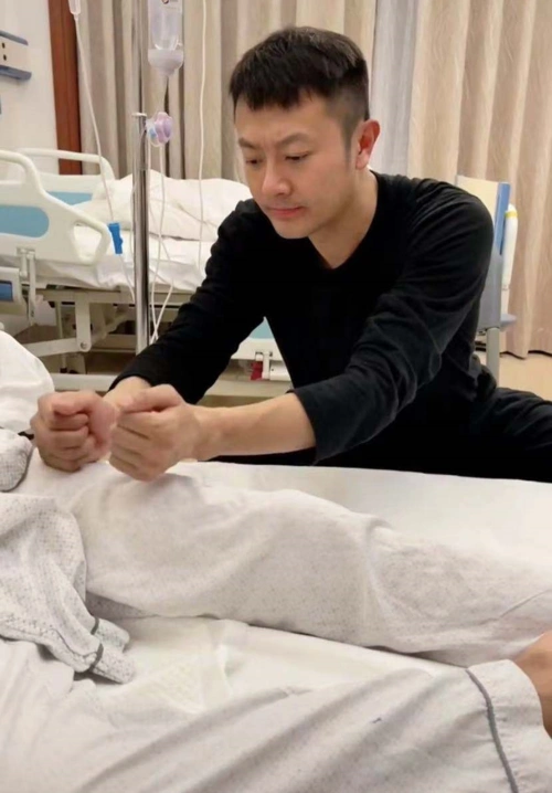 生前心愿未了抱憾而终父亲最后一次出现在镜头前是在3月,印小天晒出了